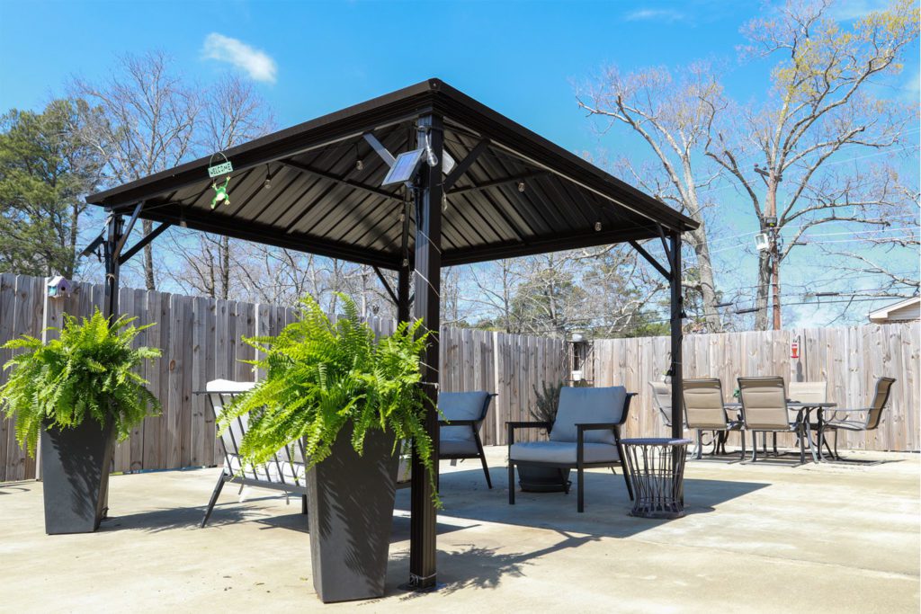 An outdoor sitting area at a skilled nursing facility Oak Ridge